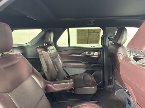 Used 2025 Ford Explorer Platinum RWD image 36
