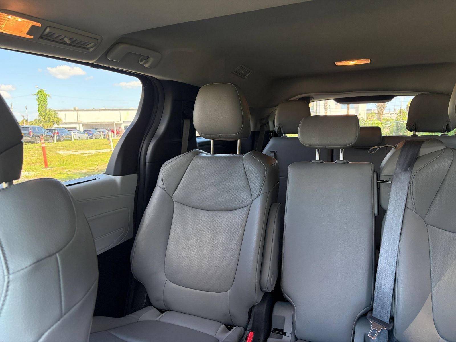 Used 2025 Toyota Sienna XLE FWD image 41