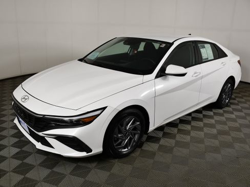 Used 2024 Hyundai Elantra SEL FWD image 10