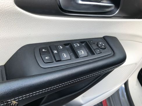 Certified 2022 Chrysler Pacifica Touring-L image 14