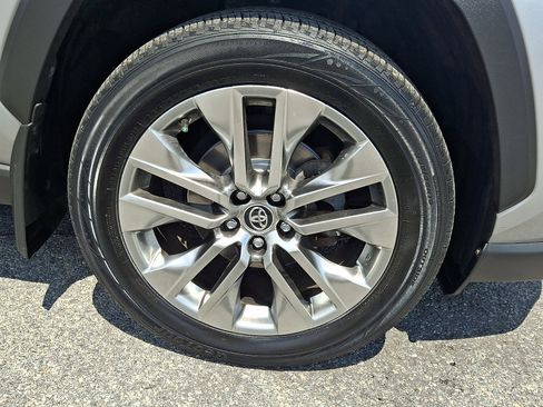 Used 2019 Toyota RAV4 XLE Premium w/ Cold Weather Package AWD/4WD image 8