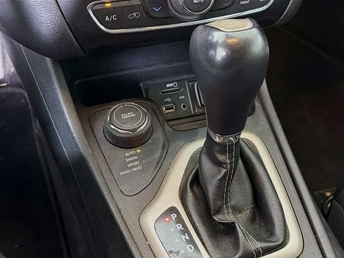 Used 2018 Jeep Cherokee Limited AWD/4WD image 16