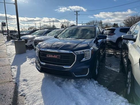 Used 2022 GMC Terrain SLE w/ Driver Convenience Package image 2