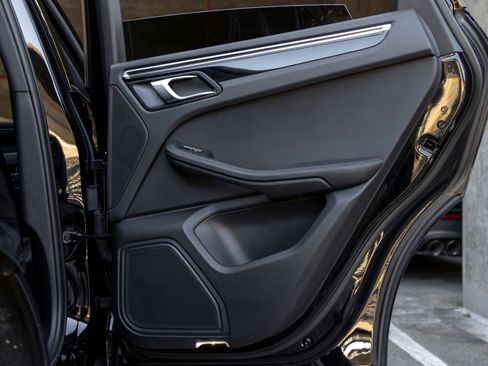 Certified 2023 Porsche Macan AWD/4WD image 46