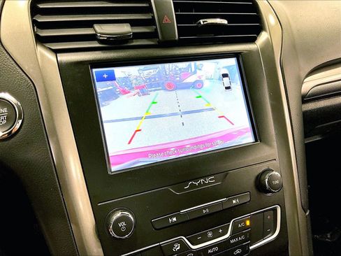 Used 2020 Ford Fusion SE FWD image 33