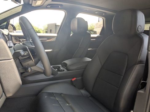 Used 2025 Porsche Cayenne image 5