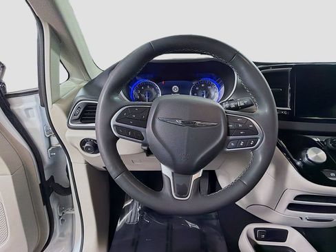 Used 2024 Chrysler Pacifica Touring-L FWD image 13