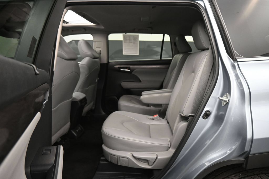 Used 2024 Toyota Highlander Limited FWD image 19