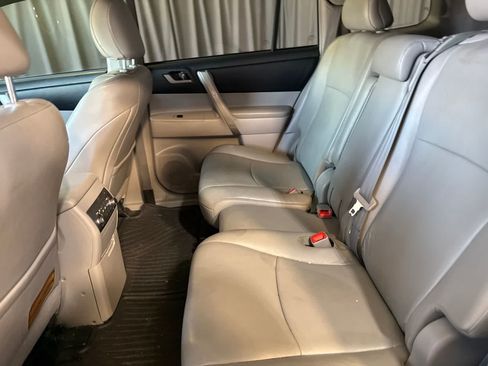 Used 2011 Toyota Highlander SE w/ Tow Pkg FWD image 15