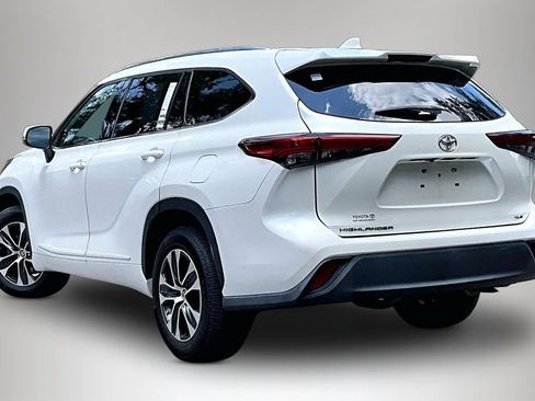 Used 2020 Toyota Highlander XLE FWD image 4