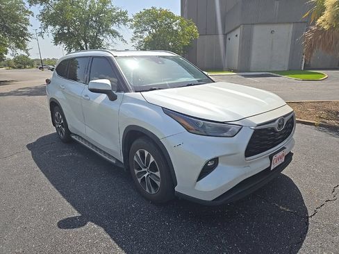 Used 2022 Toyota Highlander XLE FWD image 3