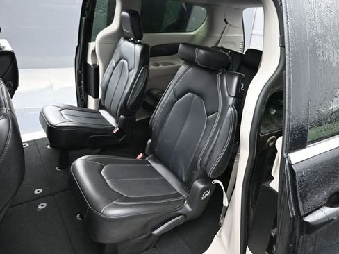 Used 2024 Chrysler Pacifica Touring-L image 13