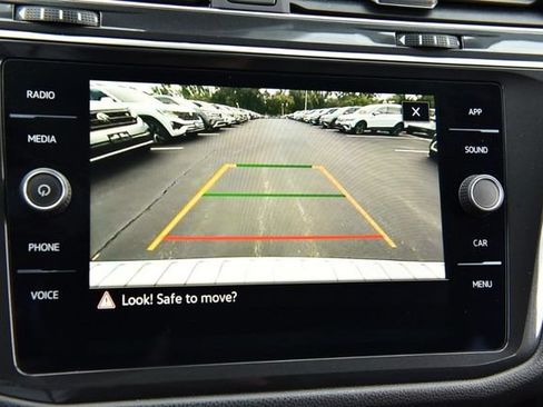 Used 2023 Volkswagen Tiguan SE w/ Panoramic Sunroof Package FWD image 12