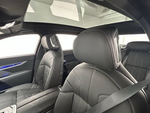 Used 2024 BMW i7 eDrive50 image 27