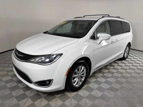 Used 2018 Chrysler Pacifica Touring-L FWD image 8