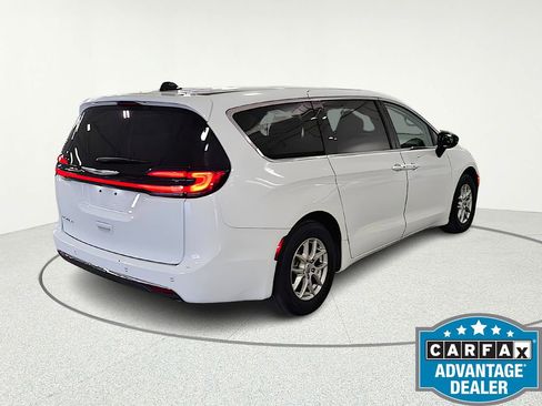 Used 2024 Chrysler Pacifica Touring-L FWD image 6