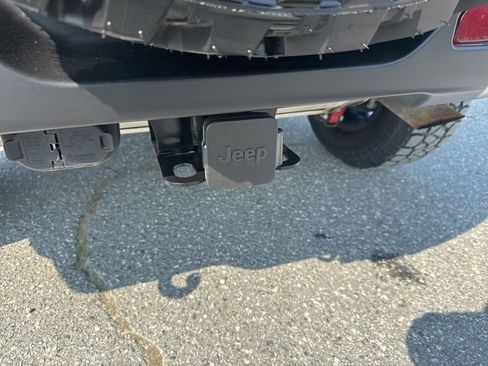 Used 2023 Jeep Wrangler Unlimited w/ Sun & Screen Package image 31