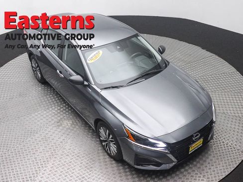 Used 2025 Nissan Altima 2.5 SV FWD image 3