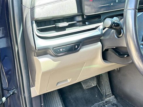 Used 2025 Kia Carnival FWD image 10