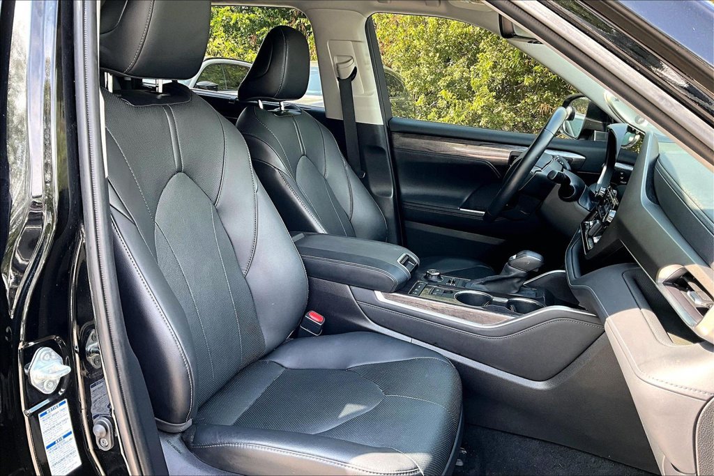 Used 2021 Toyota Highlander Limited w/ Protection Package #3 (TMS) AWD/4WD image 9