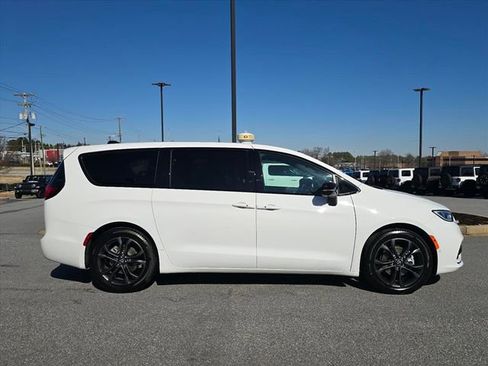 New 2026 Chrysler Pacifica Select image 2