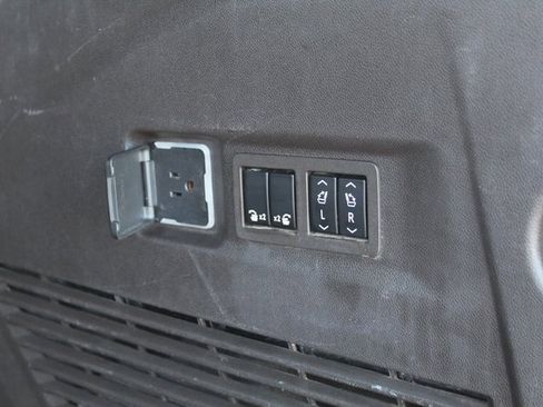 Used 2022 GMC Yukon XL Denali w/ Denali Premium Package image 7