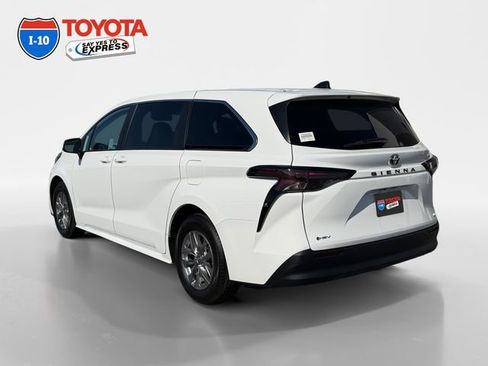 Certified 2025 Toyota Sienna LE image 3