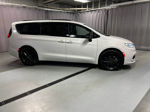 Used 2024 Chrysler Pacifica Limited w/ S Appearance Package image 8