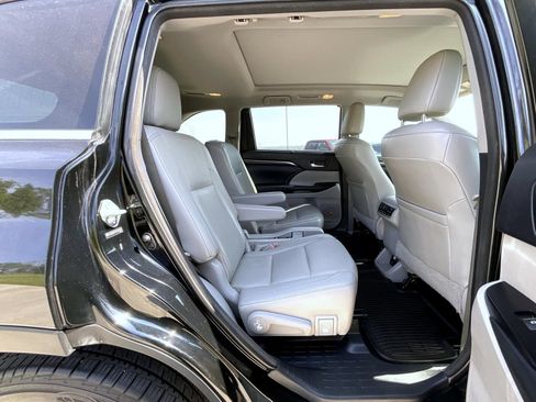 Used 2014 Toyota Highlander Limited Platinum AWD/4WD image 19