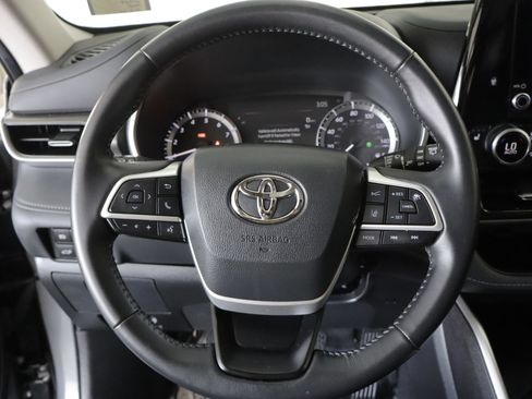 Used 2024 Toyota Highlander XLE AWD/4WD image 14