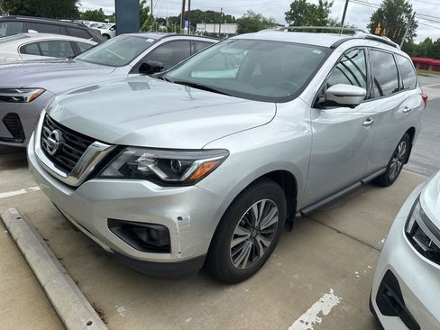 Used 2017 Nissan Pathfinder SL w/ SL Tech Package FWD image 4