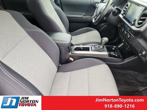 Used 2022 Toyota Tacoma TRD Sport w/ Technology Package RWD image 15