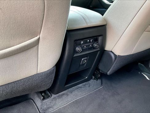 Used 2022 Chevrolet Traverse LT FWD image 34