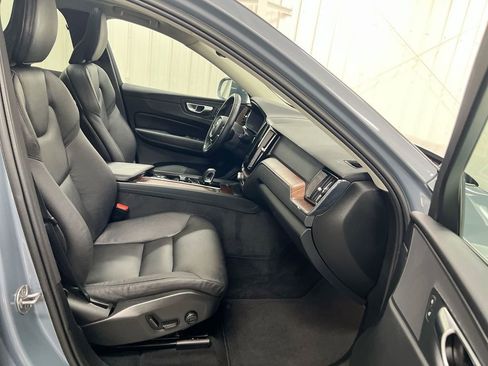 Used 2023 Volvo XC60 B5 Plus FWD image 23