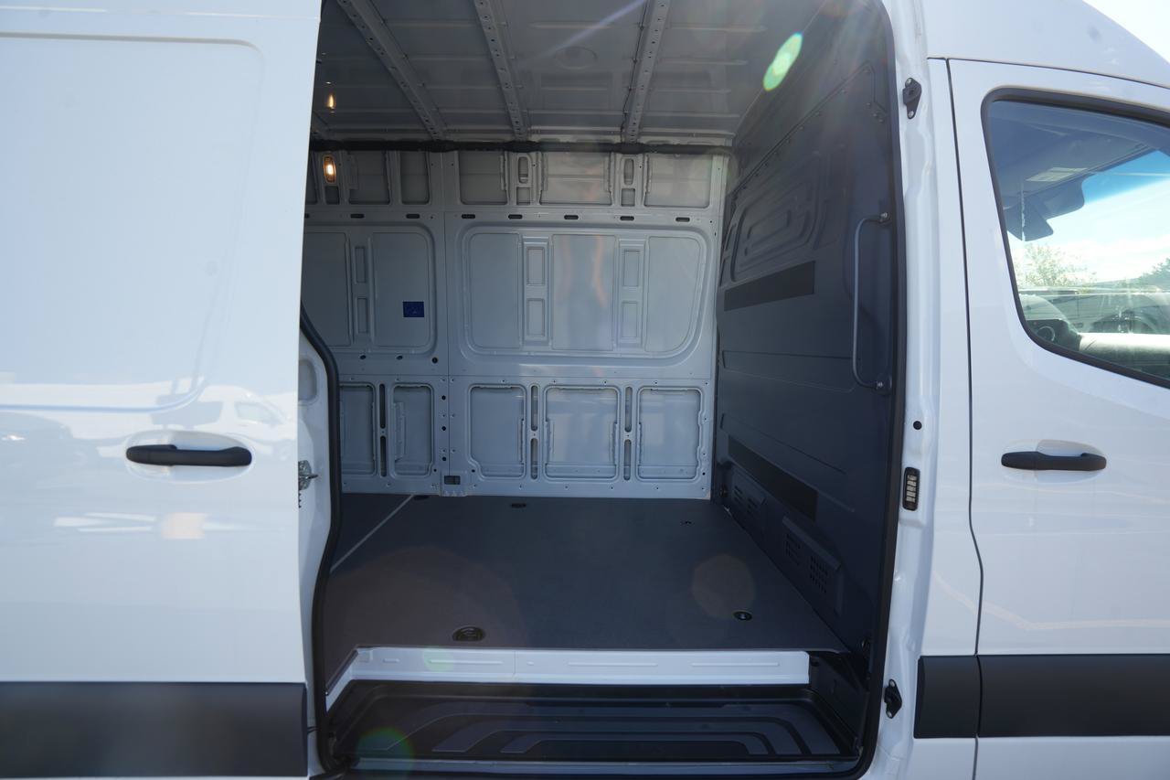 New 2025 Mercedes-Benz eSprinter 170 Cargo image 12