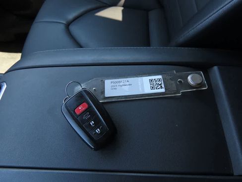 Used 2023 Toyota Highlander XLE image 28