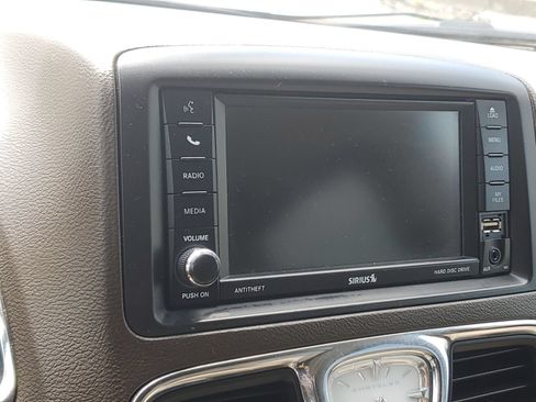 Used 2012 Chrysler Town & Country Touring w/ Entertainment Group #1 FWD image 27