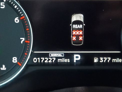 Used 2025 Mitsubishi Outlander SE image 2