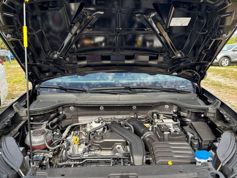 Used 2025 Volkswagen Taos SE FWD image 33