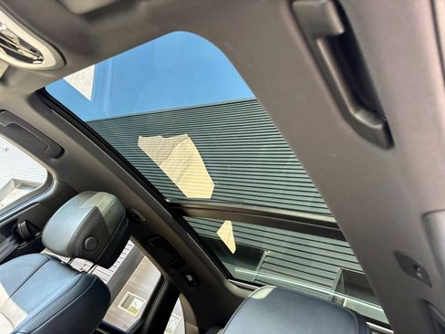 Certified 2025 Porsche Macan image 39