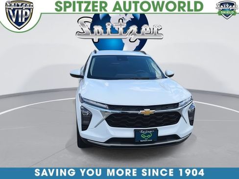 Certified 2024 Chevrolet Trax LT w/ LT Convenience Package FWD image 3