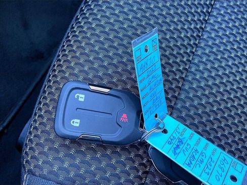 Used 2023 GMC Acadia SLE image 12