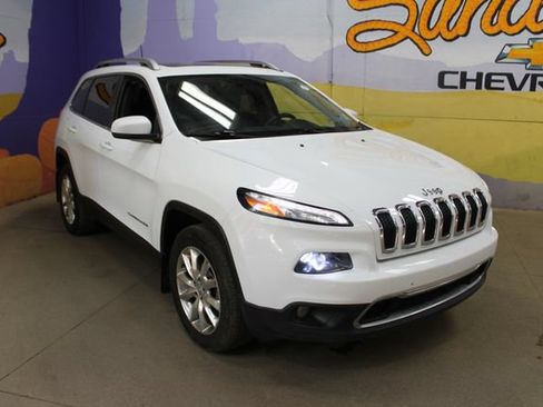 Used 2016 Jeep Cherokee Limited w/ Luxury Group AWD/4WD image 4