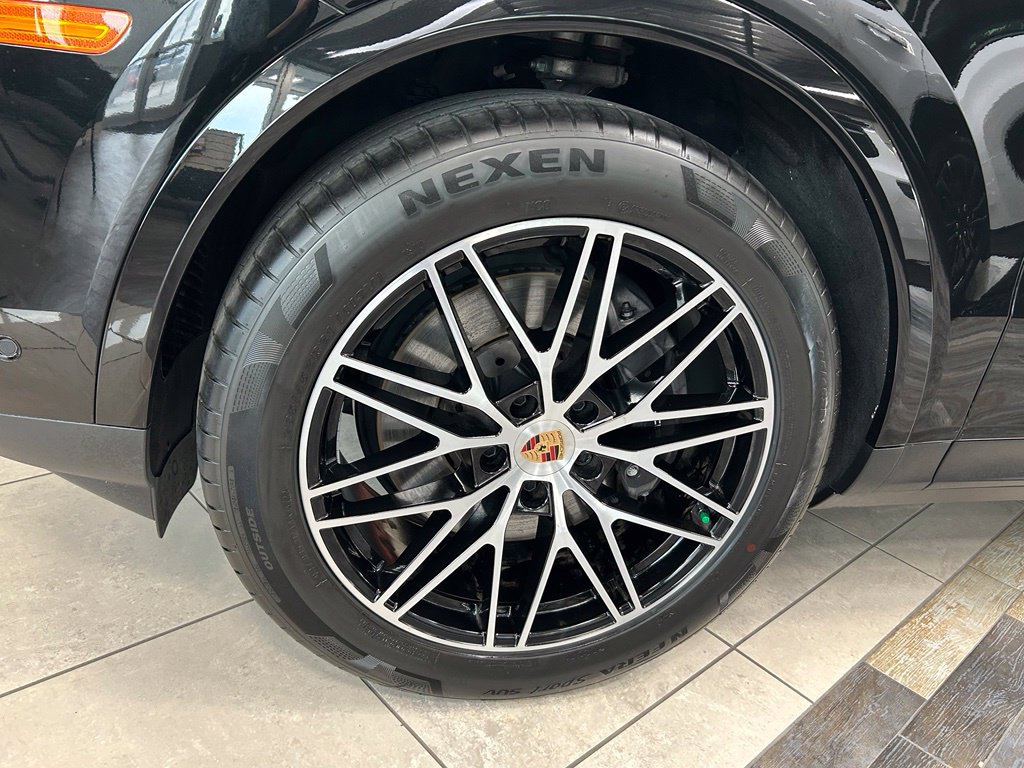 Used 2025 Porsche Cayenne AWD/4WD image 9