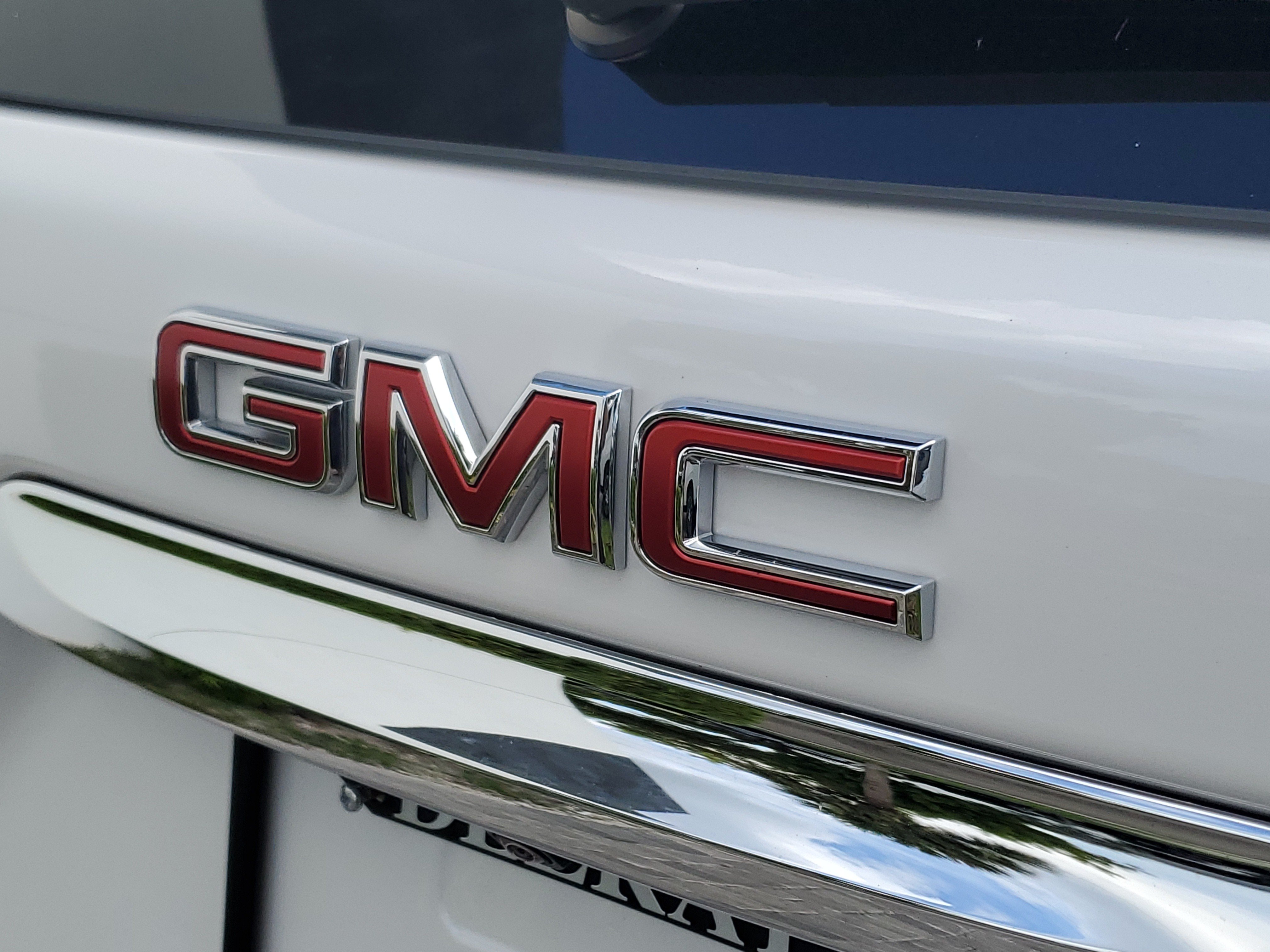 Used 2023 GMC Terrain Denali w/ Denali Premium Package AWD/4WD image 9