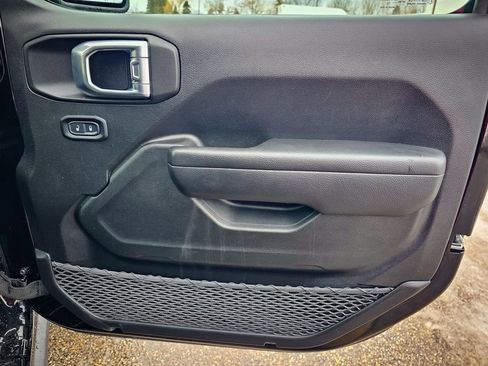 Certified 2022 Jeep Gladiator Willys image 37