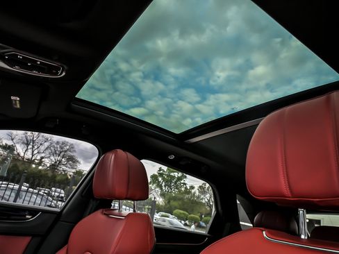 Used 2022 Bentley Bentayga AWD/4WD image 31