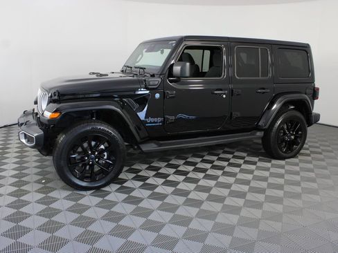 Used 2025 Jeep Wrangler Unlimited Sahara AWD/4WD image 2