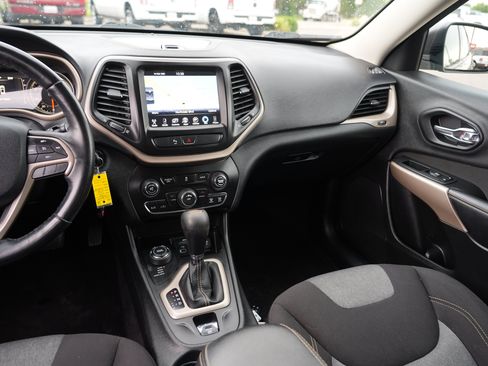 Used 2018 Jeep Cherokee Latitude AWD/4WD image 21