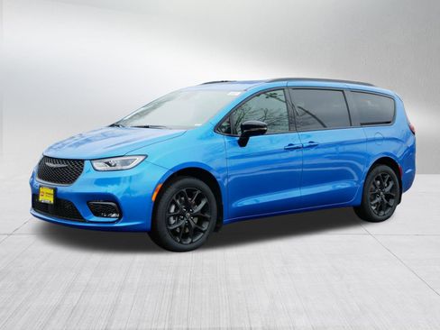 New 2026 Chrysler Pacifica Select w/ S Appearance Package AWD/4WD image 3